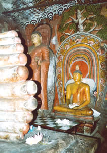 ... links die F&uuml;&szlig;e eines gro&szlig;en liegenden Buddhas