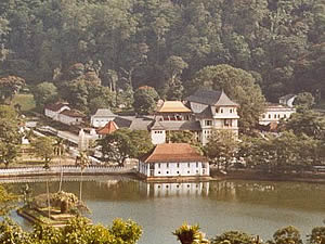 Zahntempel - in der Mitte mit goldenem Dach